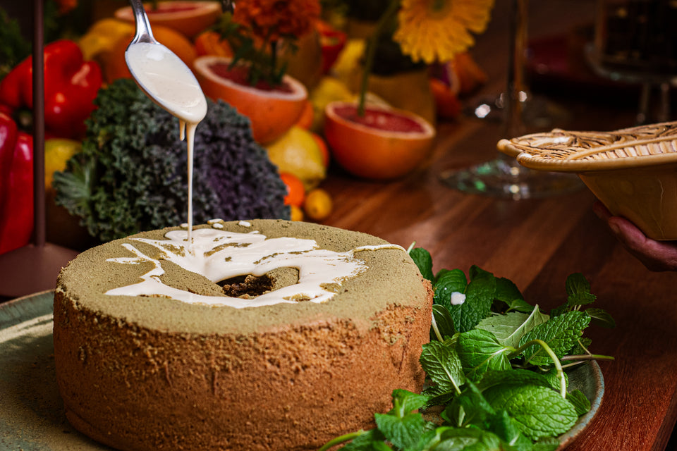 Bolo de matcha com creme anglaise