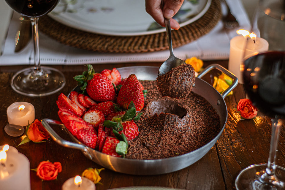 Brigadeiro de chocolate belga com morango para casal