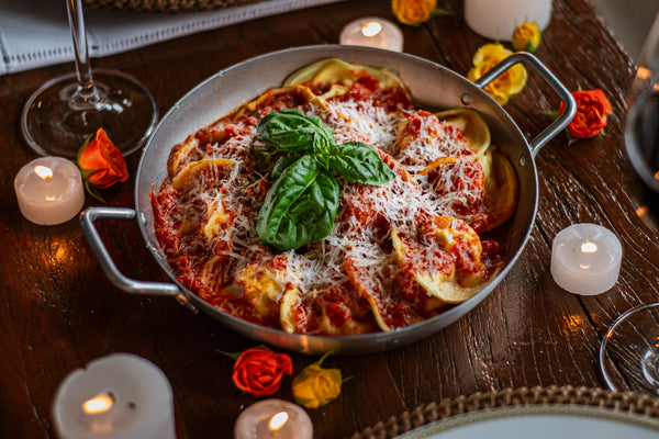 Raviolone de mozzarela de búfala com molho de tomates frescos para casal