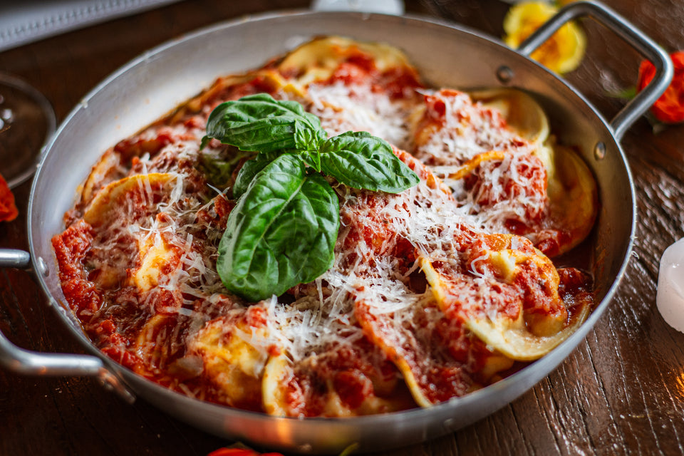 Raviolone de mozzarela de búfala com molho de tomates frescos para casal