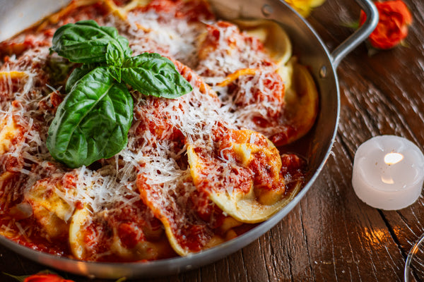 Raviolone de mozzarela de búfala com molho de tomates frescos para casal