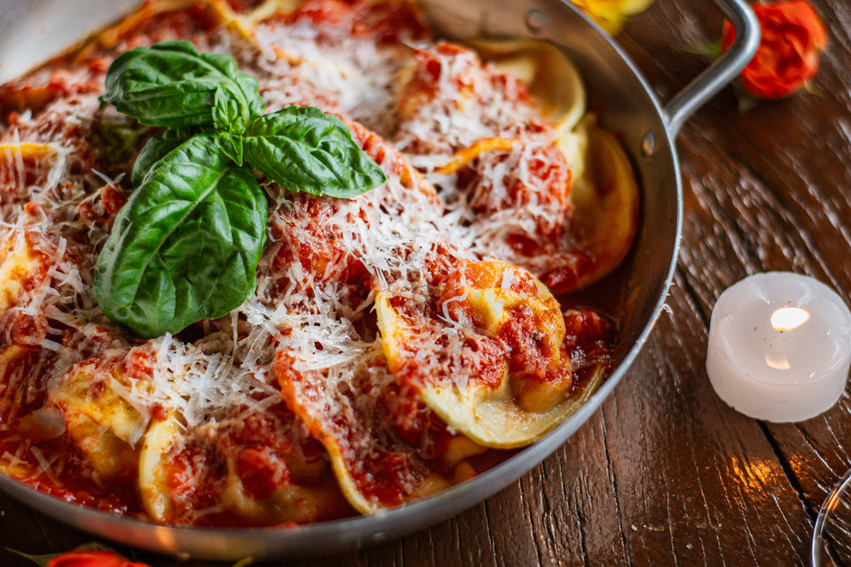 Raviolone de mozzarela de búfala com molho de tomates frescos para casal