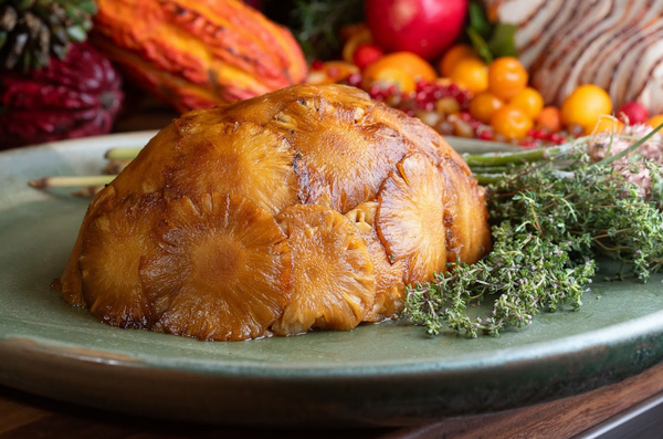 Pernil imperial na cachaça e abacaxi caramelizado