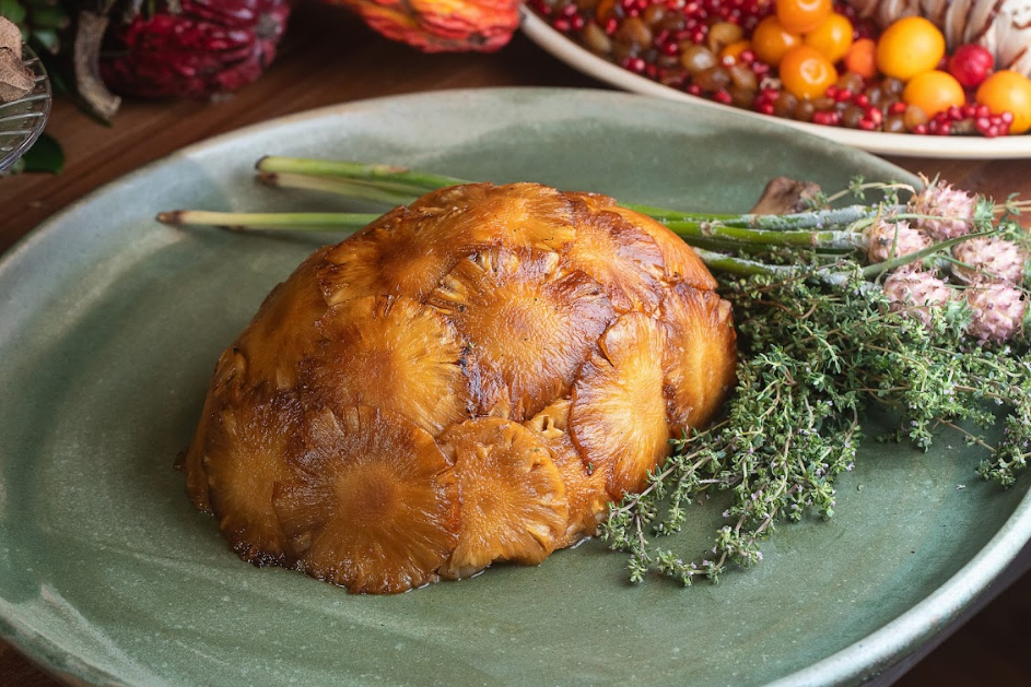 Pernil imperial na cachaça e abacaxi caramelizado