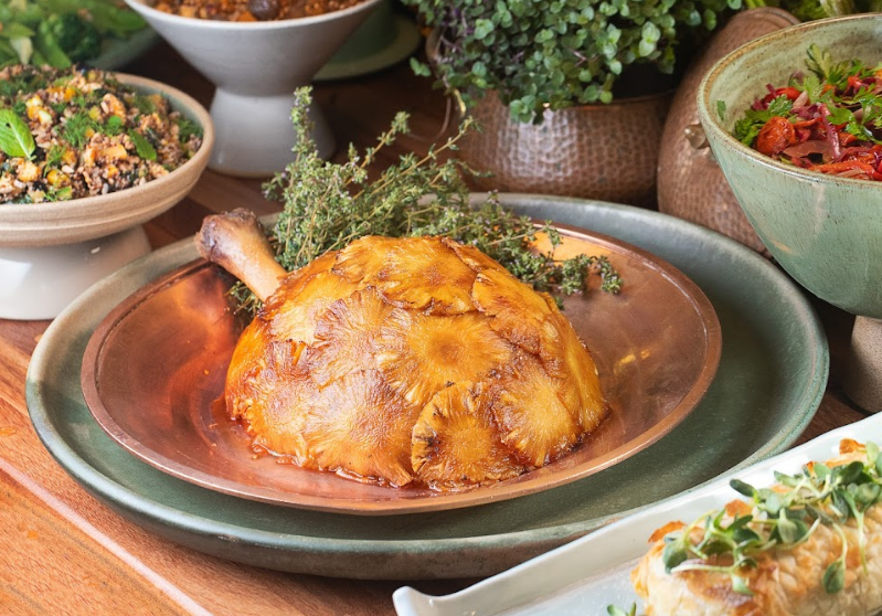 Pernil imperial na cachaça e abacaxi caramelizado