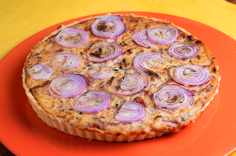 Quiche de paio com cebola caramelizada
