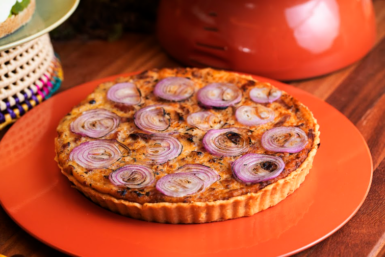Quiche de paio com cebola caramelizada