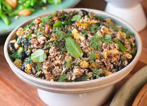 Salada de quinoa, macadâmias e blueberries