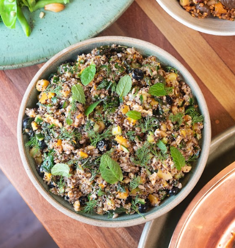 Salada de quinoa, macadâmias e blueberries