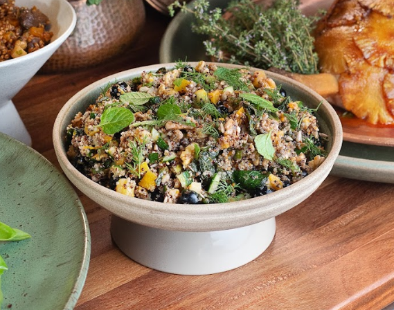 Salada de quinoa, macadâmias e blueberries