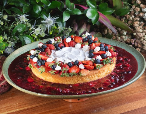 Bolo de natas com frutas vermelhas e suspiros