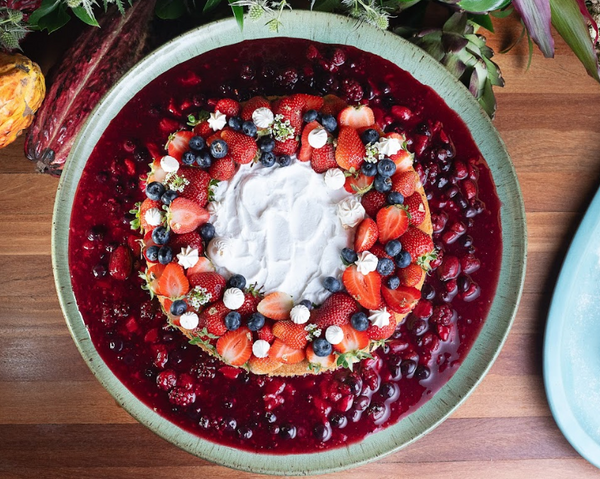 Bolo de natas com frutas vermelhas e suspiros