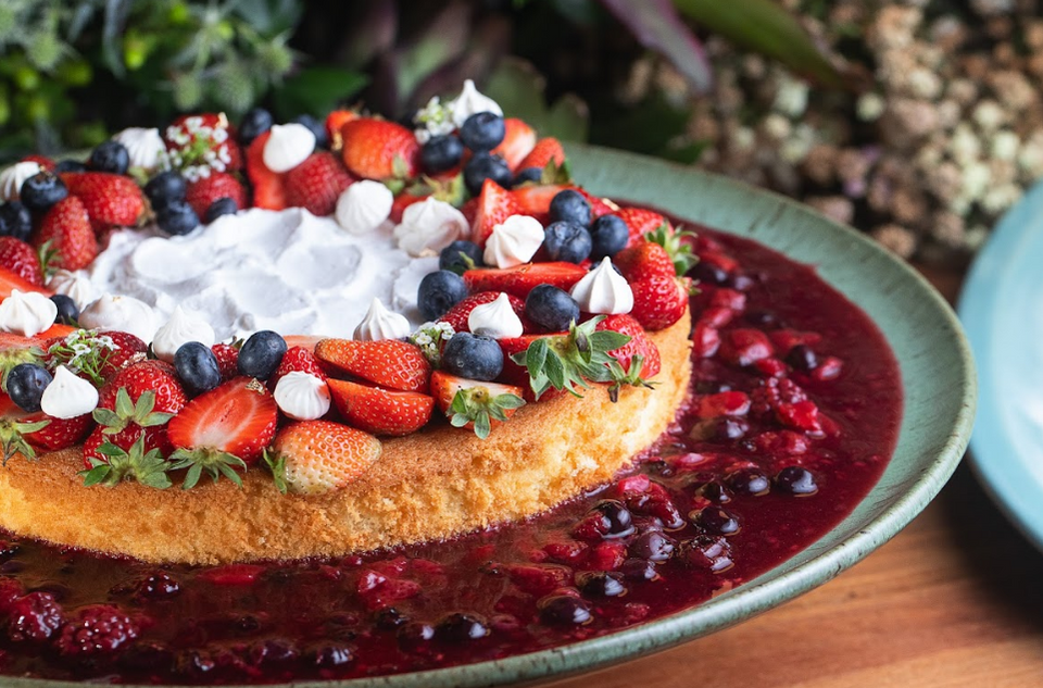 Bolo de natas com frutas vermelhas e suspiros