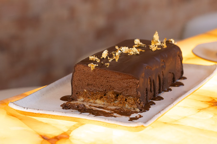 Torta mousse de chocolate e praline de macadâmia