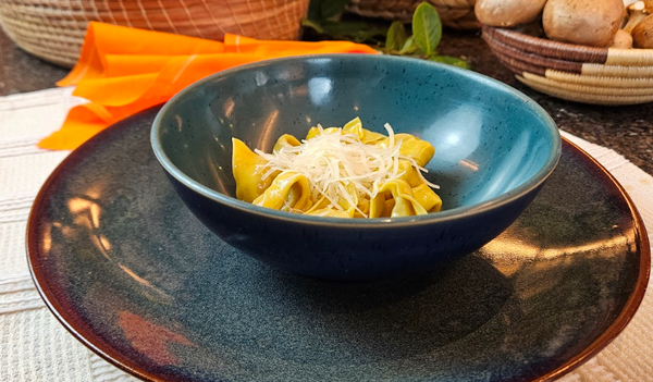 Torttellini de carne com demi-glace, manteiga e parmesão