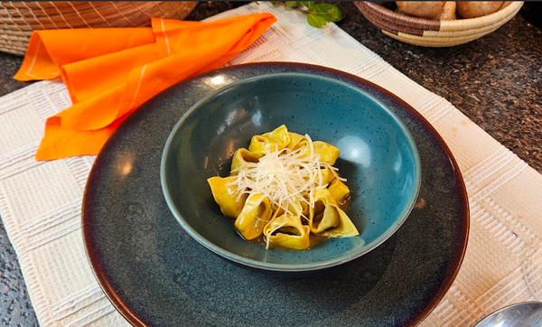 Torttellini de carne com demi-glace, manteiga e parmesão