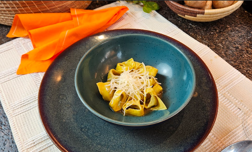 Torttellini de carne com demi-glace, manteiga e parmesão
