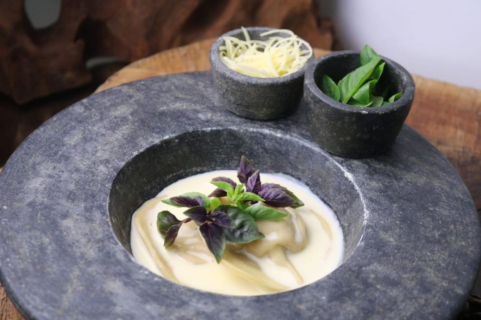 Raviolone de banana da terra e queijo, acompanha nata e farofa de pain d'èpices