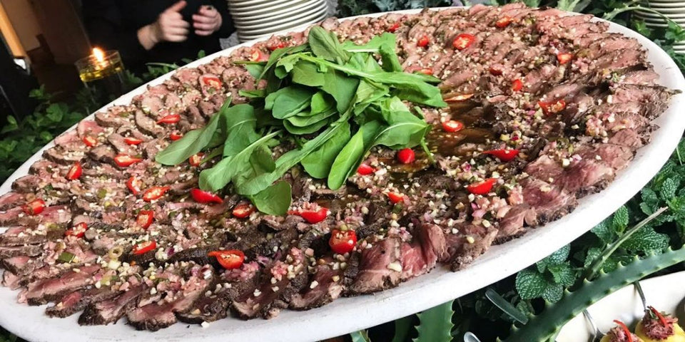 Rosbife de filé mignon com cinco pimentas , molho de gengibre, cenoura e pistache