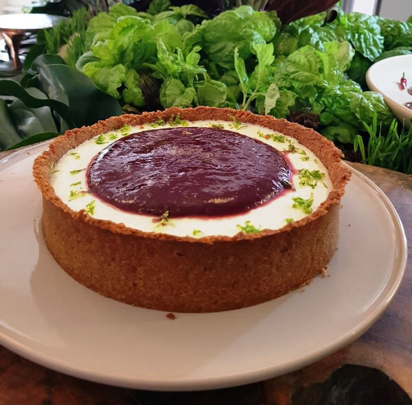 Crostata de iogurte com baunilha, zest de limão e coulis de frutas vermelhas