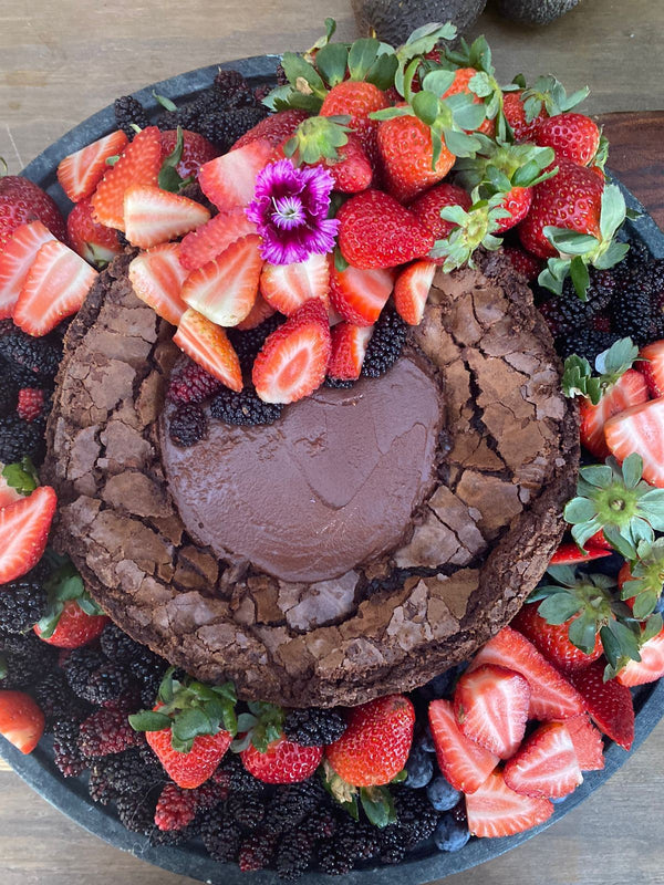 Torta fondue de chocolate com frutas vermelhas