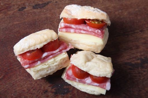 Mini ciabatta com tomate, queijo prato e salame