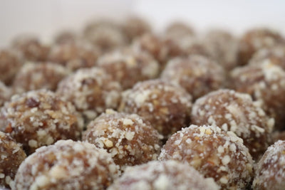 Brigadeiro de tâmara com castanha de caju, coco e nozes