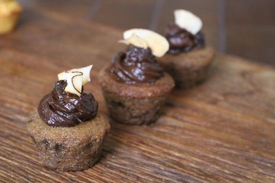 Cupcake de banana vegano, sem glúten com ganache de banana e coco fita