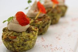 Mini cake de sementes com pasta de berinjela