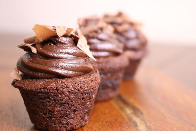 Cupcake de brownie com nozes e ganache de chocolate
